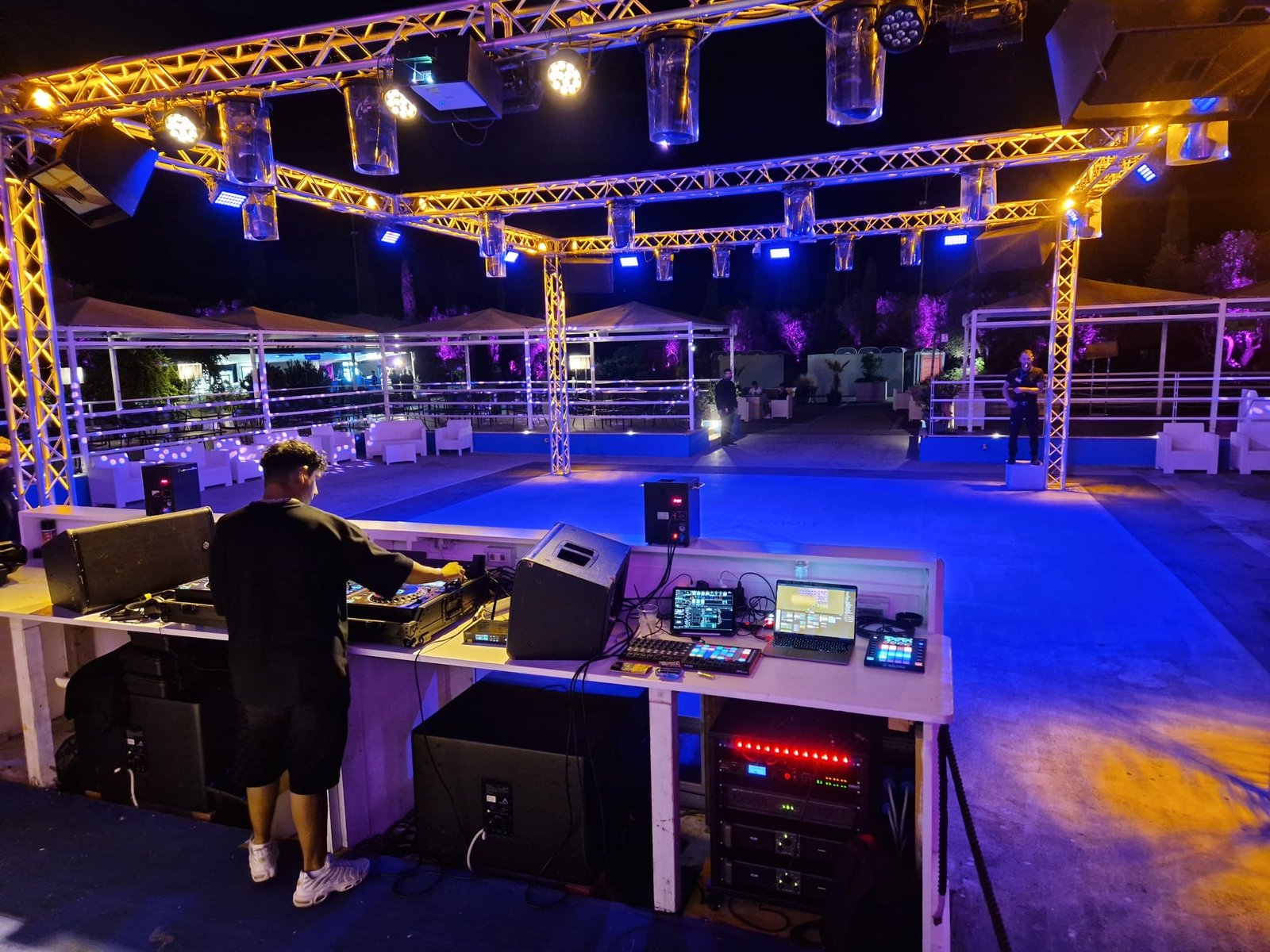 Allestimento Audio Flash Service con regia, impianto audio e struttura luci all’aperto