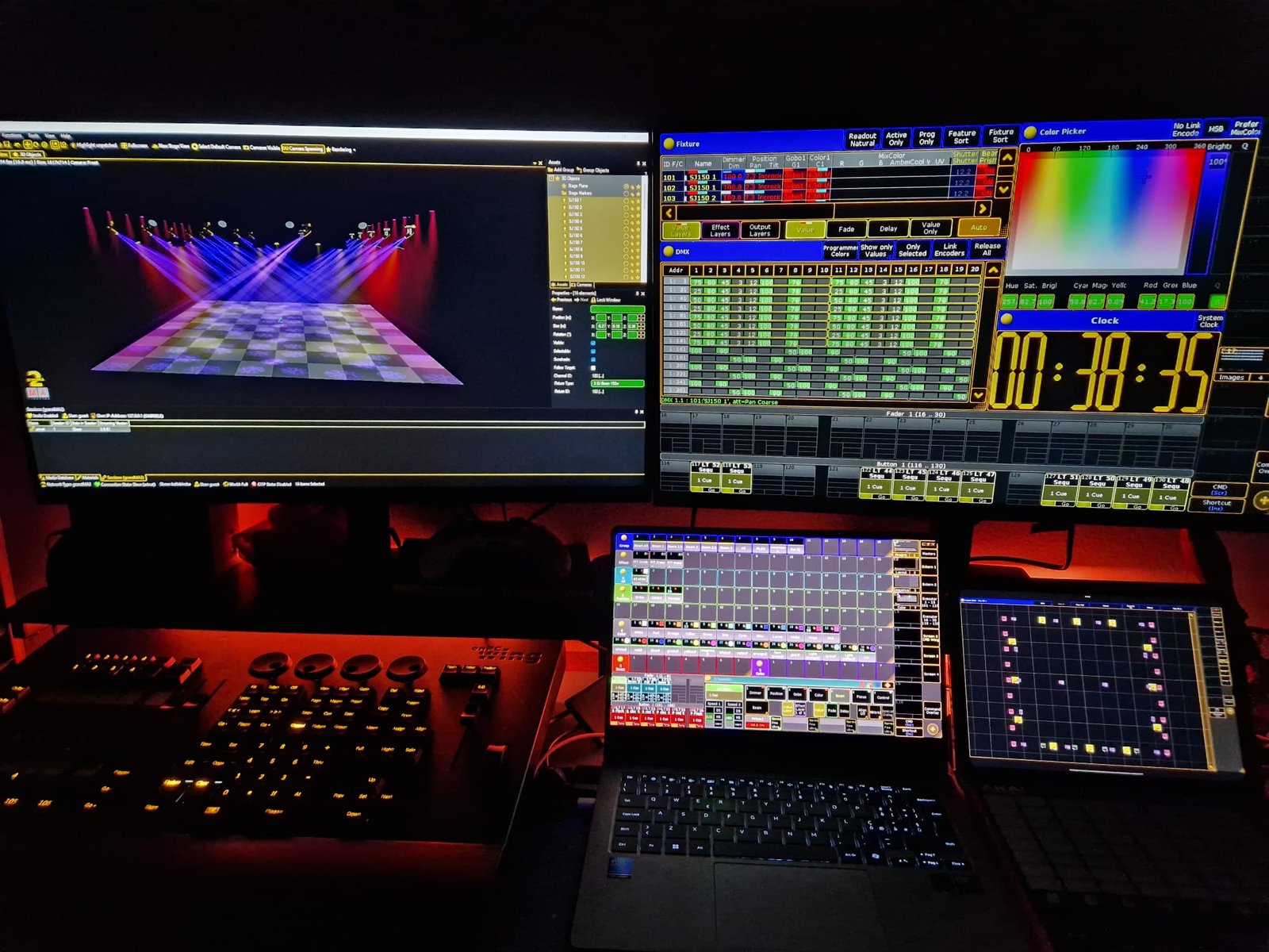 Postazione di programmazione luci con anteprima tridimensionale del palco e console di controllo