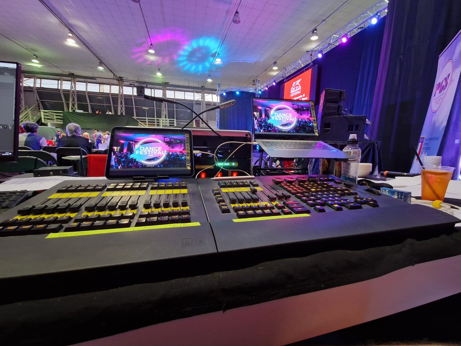 Postazione tecnica con monitor video, console luci e palco del Dance Festival